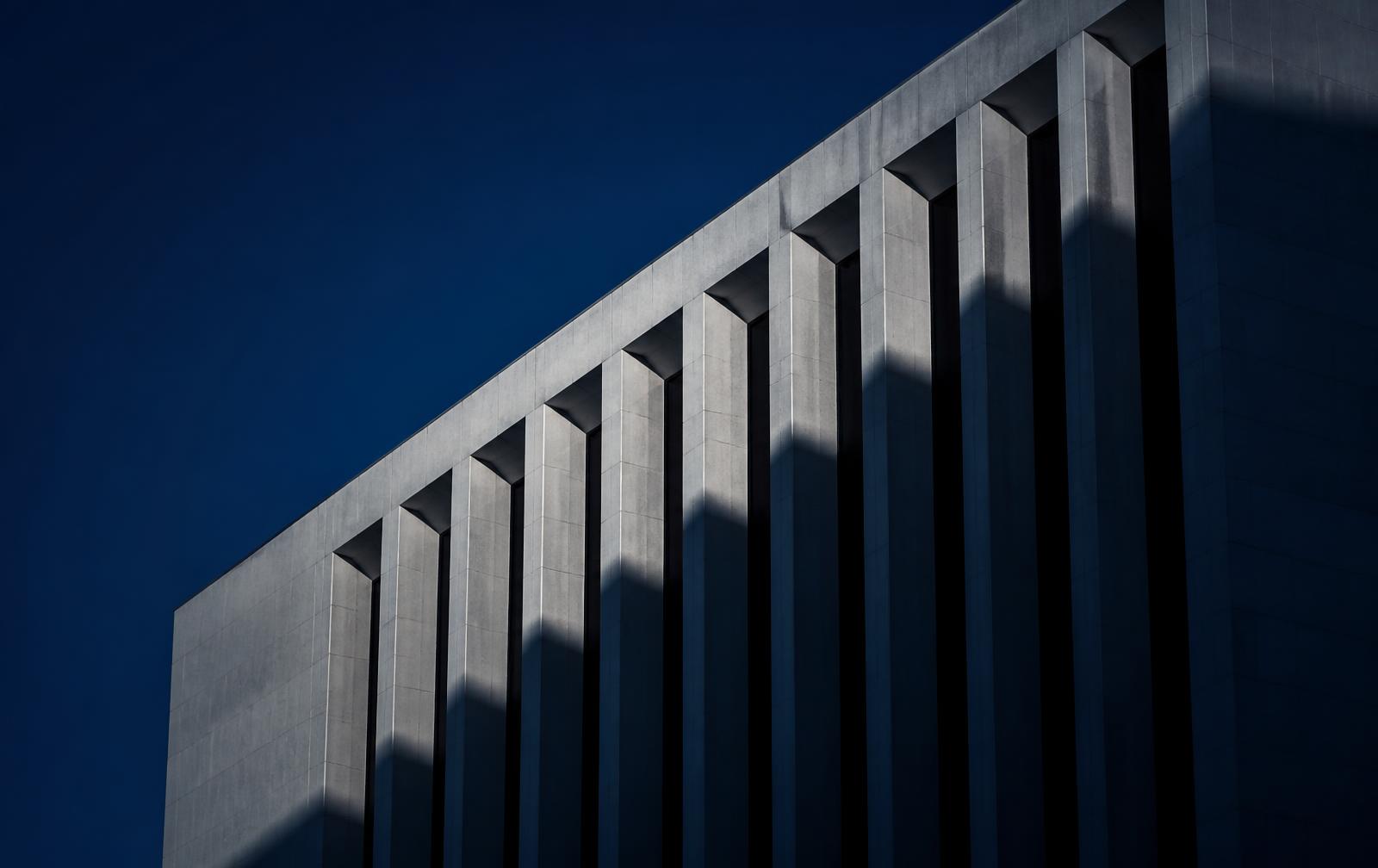 Fachada de um edifício público em concreto aparente